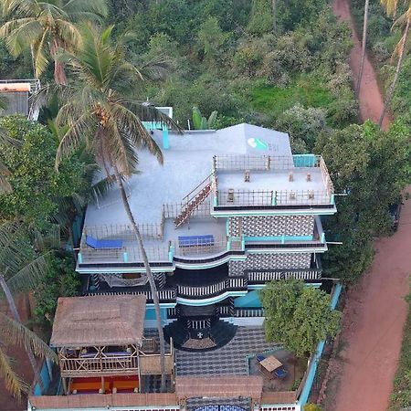 Tropical Wave Hostel Morjim Goa Екстериор снимка