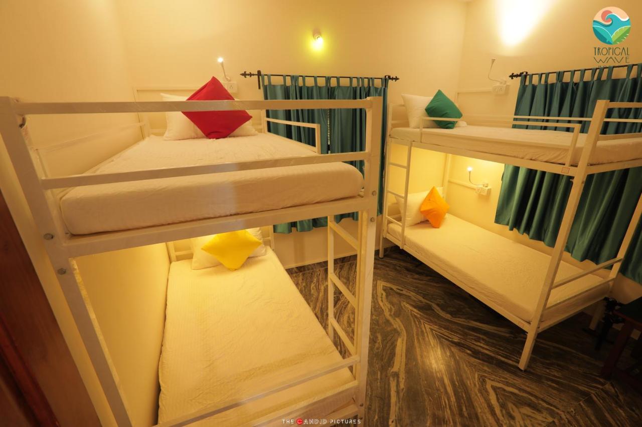 Tropical Wave Hostel Morjim Goa Екстериор снимка