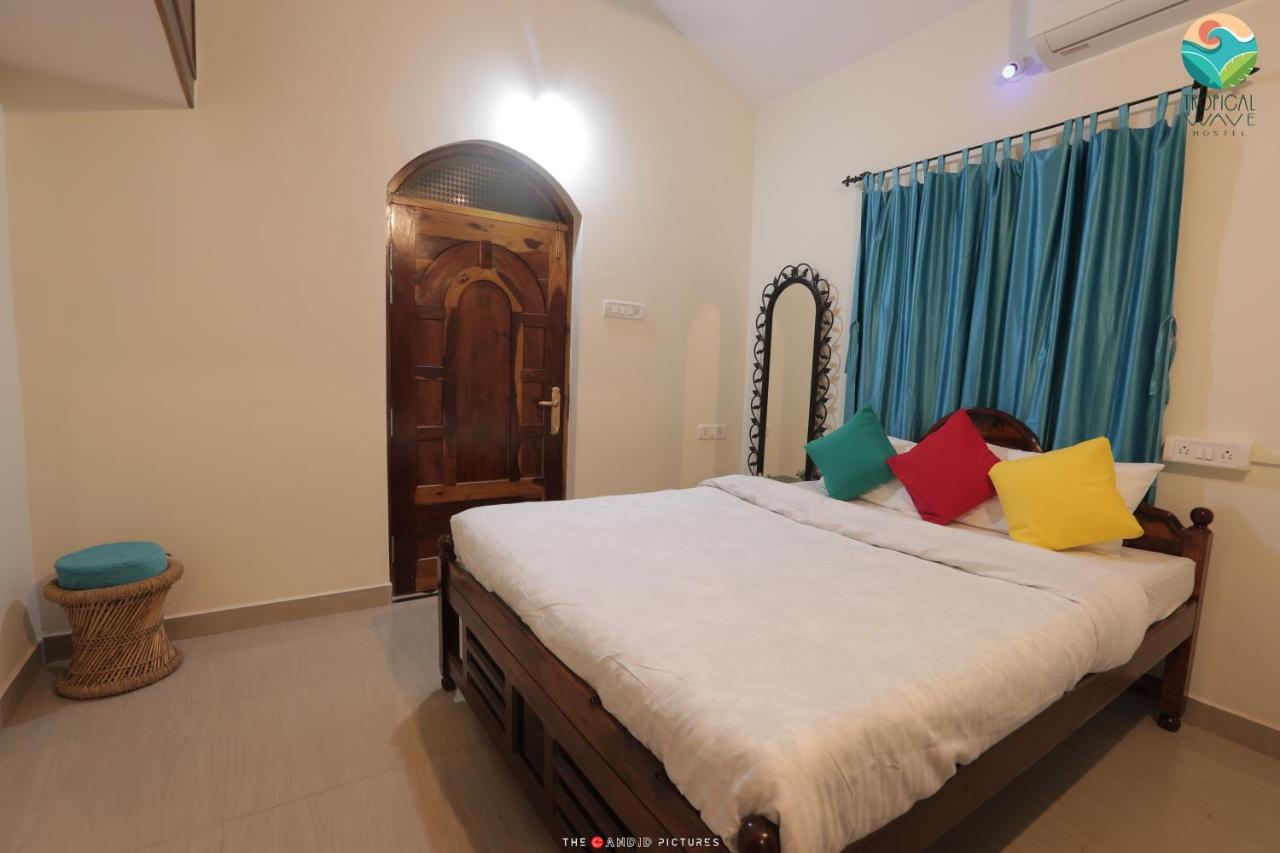 Tropical Wave Hostel Morjim Goa Екстериор снимка