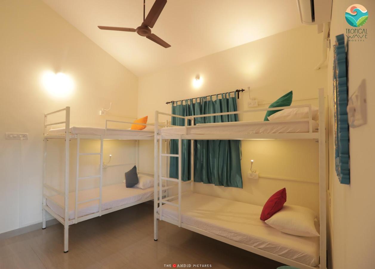Tropical Wave Hostel Morjim Goa Екстериор снимка