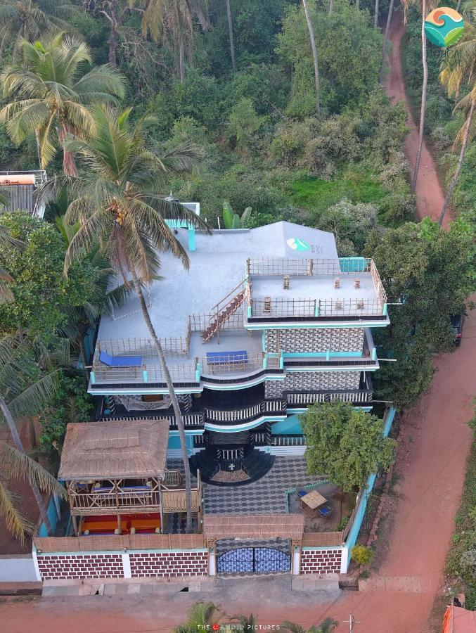 Tropical Wave Hostel Morjim Goa Екстериор снимка