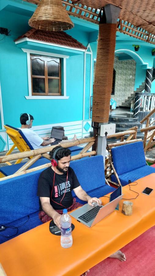 Tropical Wave Hostel Morjim Goa Екстериор снимка