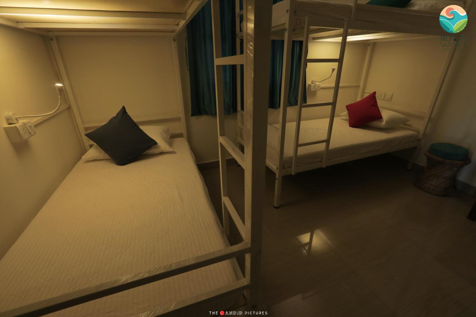 Tropical Wave Hostel Morjim Goa Екстериор снимка