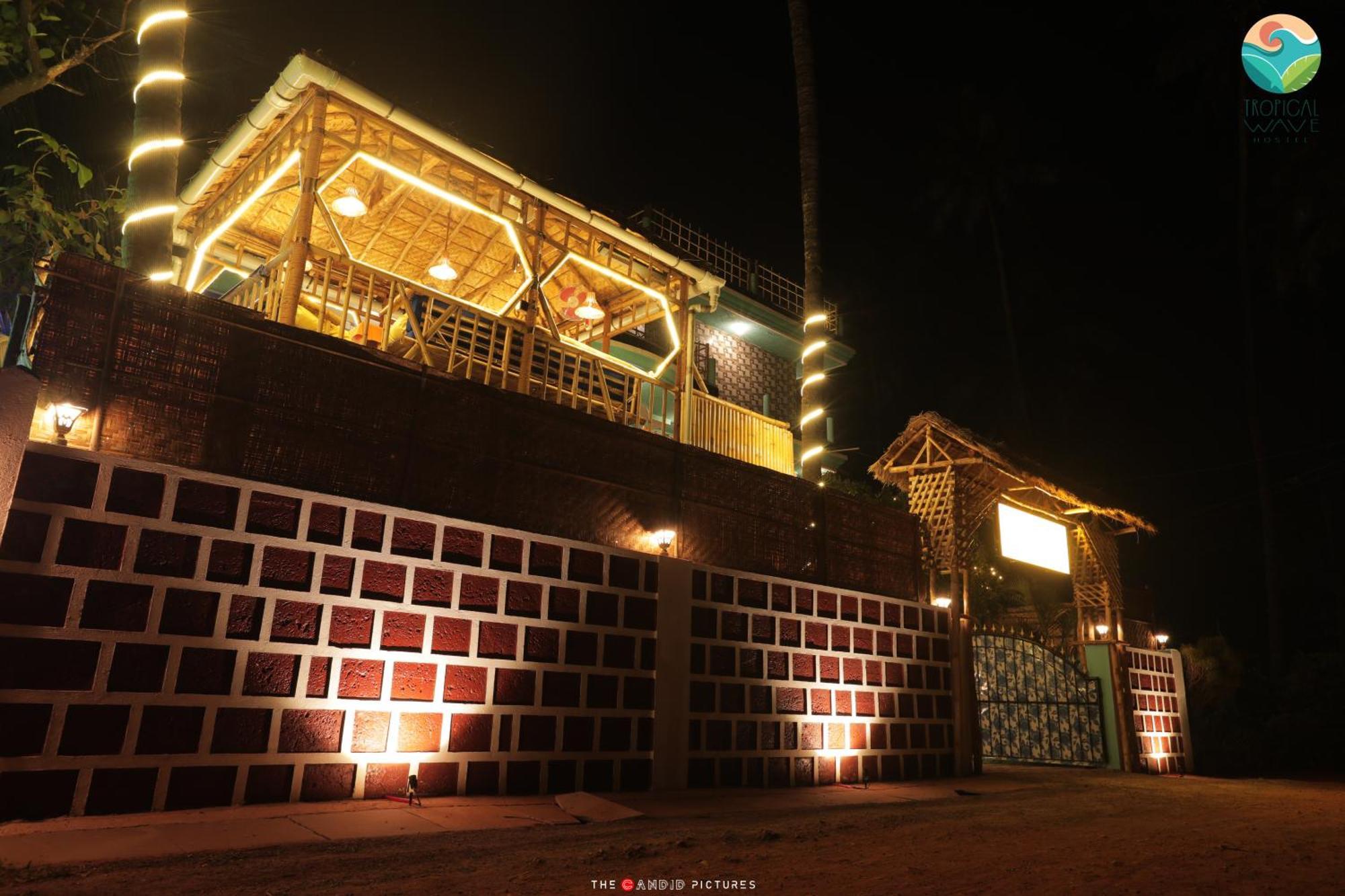 Tropical Wave Hostel Morjim Goa Екстериор снимка